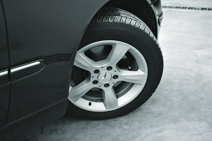 Which Tire Doesn't Move When A Car Turns Right, Which Tire Doesn&#8217;t Move When A Car Turns Right (Explained), KevweAuto